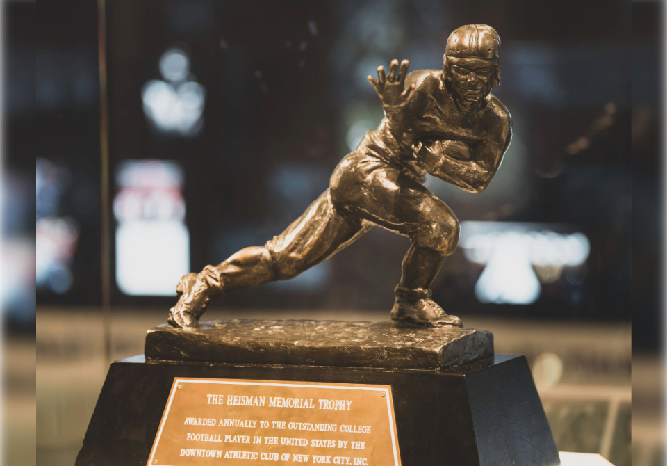 /media/sdxbnkra/heisman-trophy-on-display-960x670.png